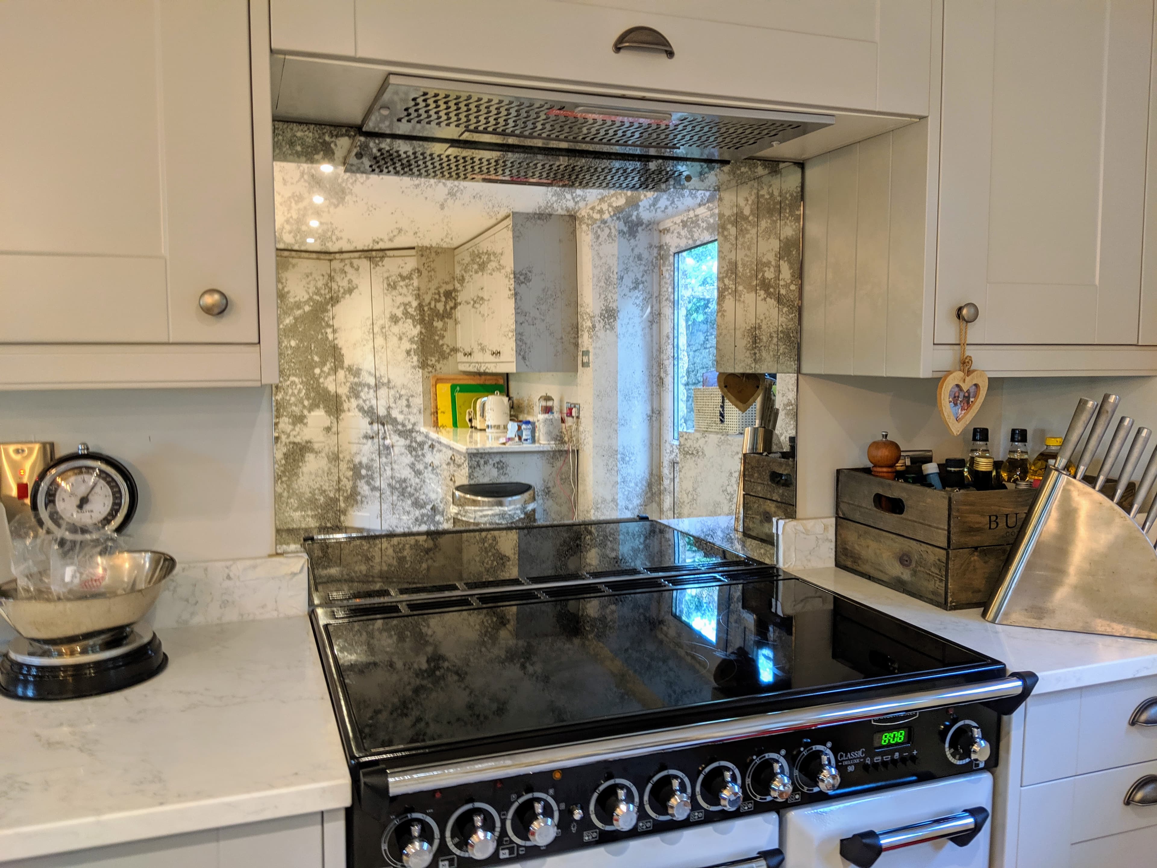 Custom splashbacks and mirrors installation